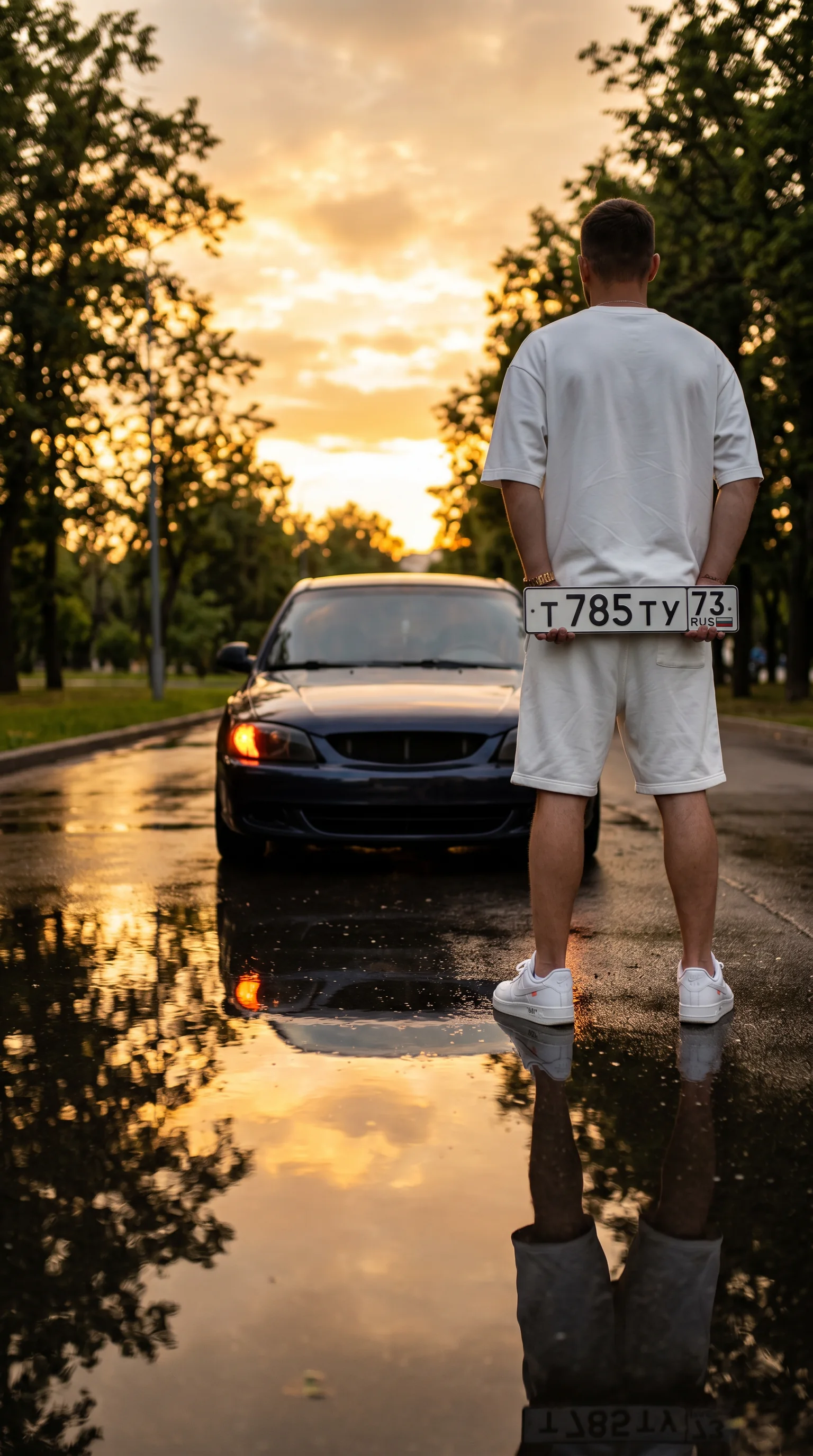 Автомобиль в свете заката